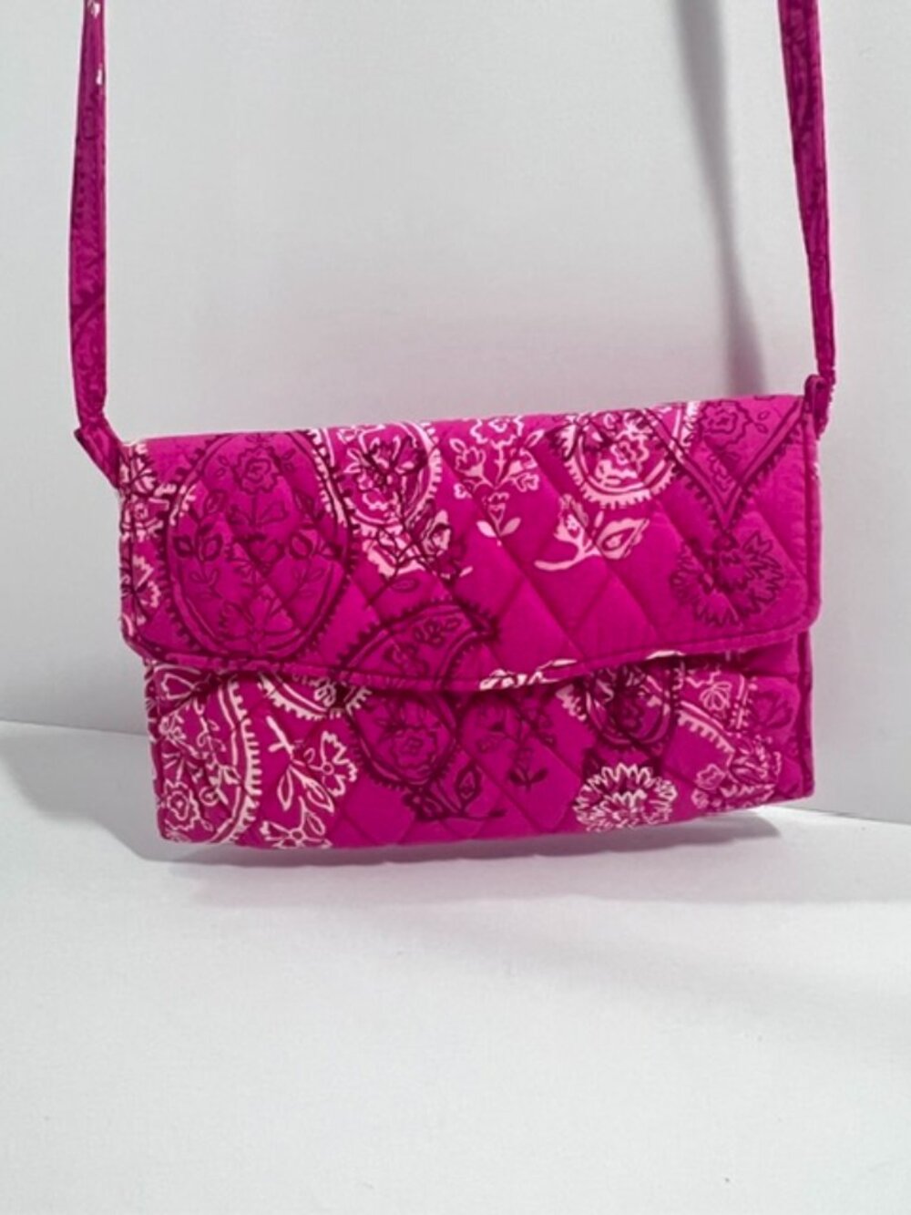 VERA BRADLEY QUILTED WRAP CROSSBODY WALLET HOT PINK PAISLEY FABRIC